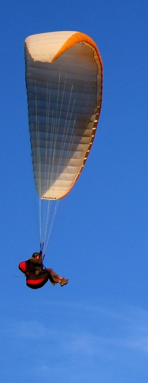 élève parapente en grand vol